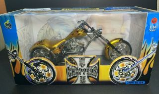 Muscle Machines Jesse James West Coast Choppers - Sturgis Special Gold 1:10 Scle