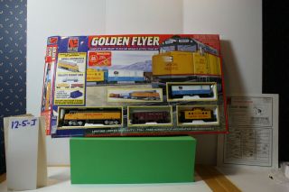 Life - Like Golden Flyer Ho Electric Train Set Union Pacific Locomotive