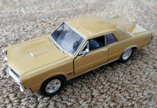 Welly No.  2301 1965 Pontiac Gto Convertible 1:43 Diecast Gold
