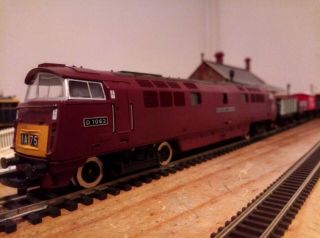 Hornby Diesel Locomotive And 5 Car Freight Train In