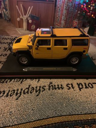 Hummer H2 Suv 1:18 Scale Premiere Edition By Maisto,  2002 Yellow