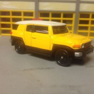 1/64 2011 Toyota Fj Cruiser In Yellow/white Top/blk Int With Black Alloy Wheels