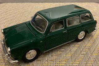 Maisto Special Edition 1967 Volkswagen 1600 Squareback 1:24 Scale Die Cast Car