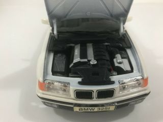 Maisto 1993 BMW 325i White Convertable Die Cast 1:18 3