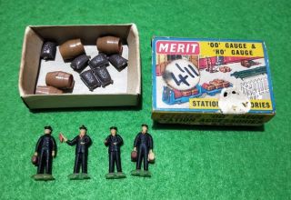 Merit 00 & H0 Gauge Railway Miniatures Barrels Sacks & Station Staff