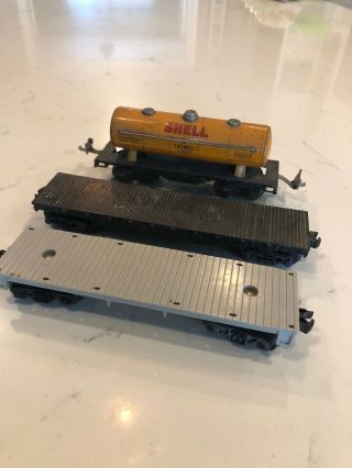 Train O Scale Lionel Tank Car Tin Shell Lines 1680/ 2 Flat Cars.