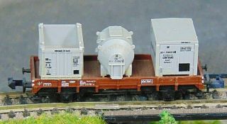 Db Low Sided Wagon With 3 Containers As Load By Minitrix N Gauge (5)