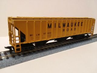 Ho Scale Athearn Blue Box 5306 Covered Hopper (assembled) - Milwaukee Road 97802