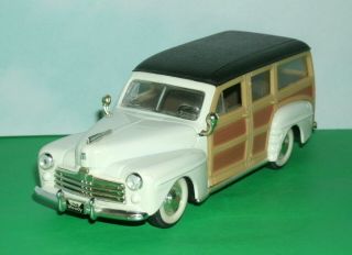 1/43 Scale 1948 Ford Woody Wagon Diecast Model - Road Signature 94251 White