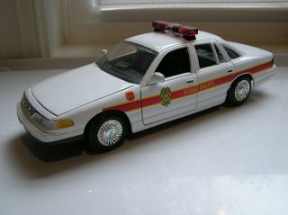 Motor Max 1998 Ford Crown Victoria Fire Department Fire Chief 1:24