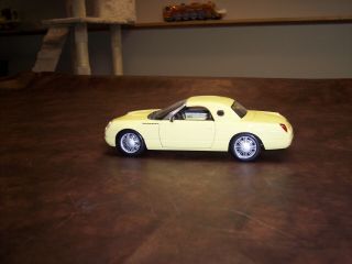 Maisto - 1/18 Scale - Ford - Thunderbird - Convertible - Yellow - Adult Displayed -