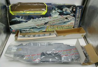 Motor Max 76326 Independence U.  S.  Aircraft Carrier In A Beat Up Box Motormax