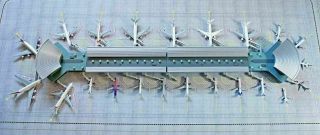 Gemini Jets 1:400 Airport Terminal - Deluxe 22 Gates (gjarptc)