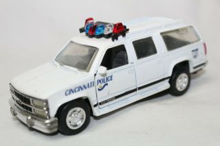Road Champs 1:43 Scale 1995 Chevrolet Suburban Cincinnati Police - Loose