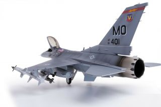Bbi 1:18 Elite Force 003770 Lockheed F - 16c Fighting Falcon Display Model Usaf 36
