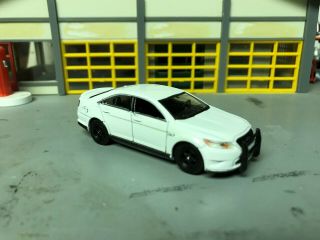 1/64 2013 Ford Taurus Unmarked Police Cruiser/white/rubber Tires/front Push - Bar