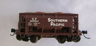 N Scale Atlas,  Southern Pacific Ore Car,  Sp,  467513,  With Load Knuckle Couplers