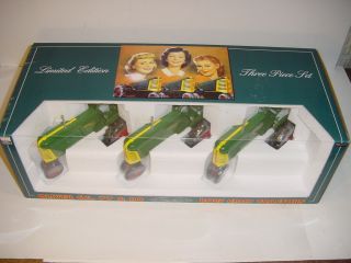 1/16 Oliver Row Crop 66,  77,  88 " 3 Beauties Tractor Set " By Spec Cast W/box