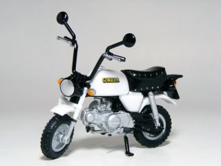 Aoshima 1:24 Scale Honda Gorilla Type 2001 White Miniature Motorcycle Model