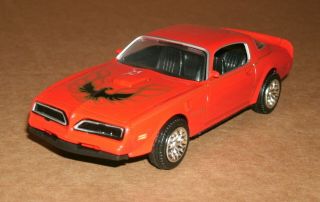 1/43 Scale 1977 Pontiac Firebird Trans Am Diecast Model Car - Motormax 73846 Red