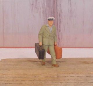 Lgb / G Scale / Male Figure Walking With (2) Suitcases