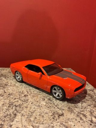 Maisto 1:18 Scale Diecast Model Car - 2006 Dodge Challenger Concept Orange Hemi