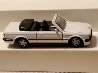 1:37 Maisto 1990 BMW 325i Die cast rubber tires doors open push back action 3