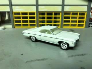 1/64 1969 Chevy Impala Ss Top - Up Conv.  /triple White/350 Automatic/cragar Wheels