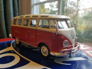 Maisto Volkswagen Vw 1960s Van Samba Bus 1:24,  1:25 Scale Red Diecast Model