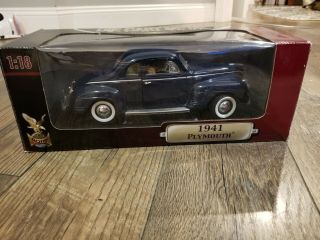 Road Signature 1941 Plymouth 1:18 Scale Diecast Car With Stand