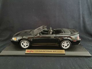 Maisto 1999 Ford Mustang Gt Convertible Black 1:18 Scale Diecast
