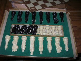 Vintage C1959 E.  S.  Lowe Renaissance Chess Set