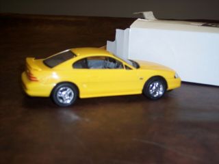 Amt - Ertl - 1/25 - 1994 - Ford Mustang Gt - Canary Yellow - 6294 - Adult Dispalyed
