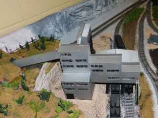 WALTHERS RIVER MINING BUILT PAINTED INCLUDING 7 LIFE - LIKE 100 TON HOPPER CAR 2