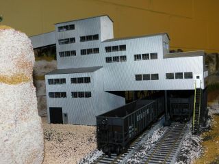 WALTHERS RIVER MINING BUILT PAINTED INCLUDING 7 LIFE - LIKE 100 TON HOPPER CAR 3