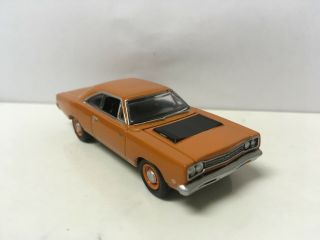 1968 68 Plymouth Road Runner 426 Hemi Collectible 1/64 Scale Diecast