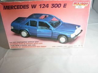 Play Kit 1/43 Mercedes Benz W 124 300 - E Snap Together Model Kit