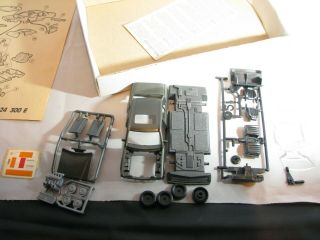 Play Kit 1/43 Mercedes Benz W 124 300 - E snap together model kit 3