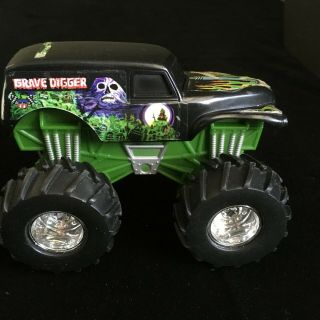 Grave Digger Friction Pull Back Monster Truck 2001 Mattel - 4.  5 " X 3.  5 " -