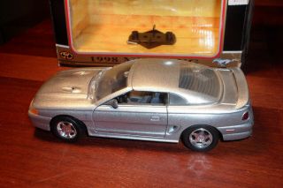 Motor Max 1:24 Scale Die - Cast Metal Car Silver 1998 Ford Mustang Cobra