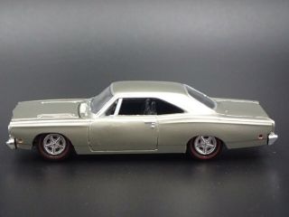 1968 68 Plymouth Road Runner 1:64 Scale Collectible Diorama Diecast Model Car