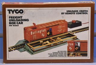 Ho - Tyco Freight Unloading Box Car And Operating Track - Boxed,  Complete