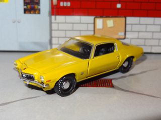 1971 Chevrolet Camaro Ss 396 V - 8 1/64 Scale Diecast Diorama Collectible Model N