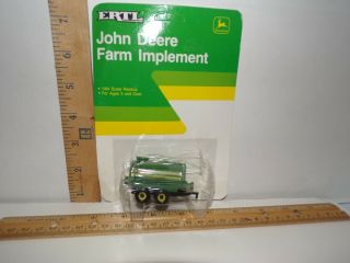 Ertl Farm Toy 1/64 Scale John Deere Implement Accessory Fertilizer Trailer
