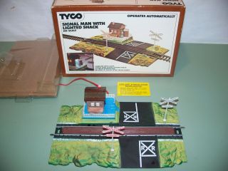 Ho Scale Tyco Train Signal Man With Lighted Shack
