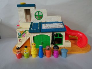 Fisher Price Little People 937 Sesame Street Clubhouse With 7 People