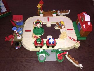 2005 Fisher Price Little People Christmas Train Set Plays Music