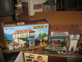 Well Built 120125 Overhead Signal Tower In Ho Scale With Box