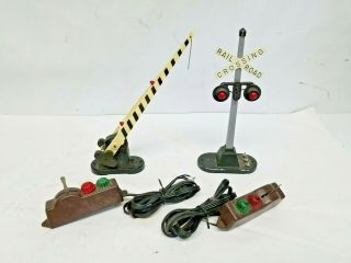 Lionel Post - War Signals 152,  154,  2x Switch Controllers S&h