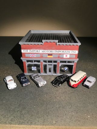 Ho Scale Walthers Auto Dealer Building Assembled With 6 Vehicles.